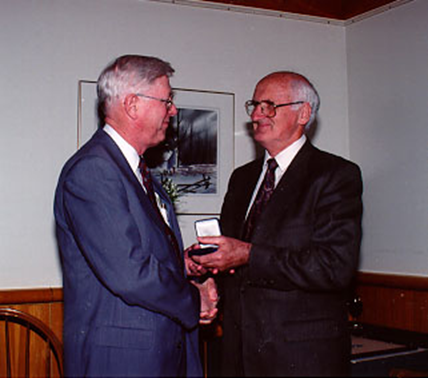 Ron Dunkley (left) receives his Paul Erdös Award  from Peter O'Halloran (Canada, 1994)
