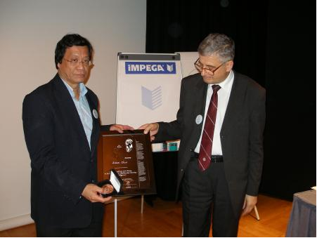 Simon Chua (Philippines) receives his Paul Erdös Award from WFNMC President Petar Kenderov, Cambridge 2004.