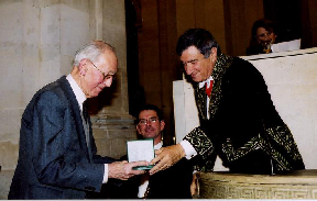 Gilbert Walusinski reçoit le prix de l'Académie des Sciences